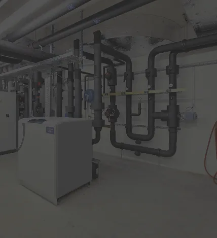 Heizungsanlage mit Rohrleitungen im Technikraum