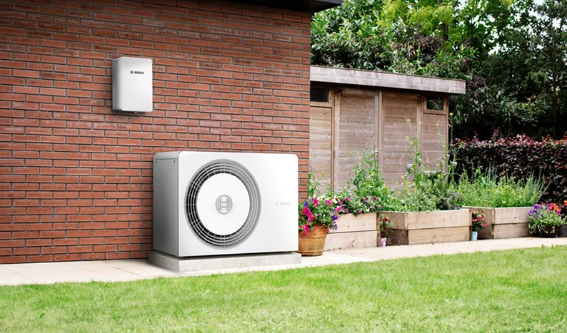 Bosch Wärmepumpe an einer Hauswand