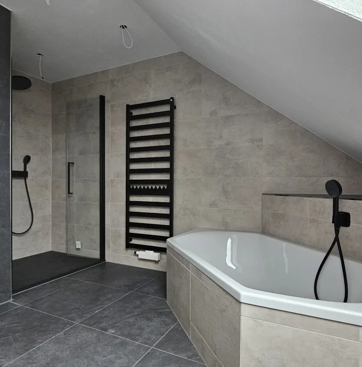 Bad unter Dachschräge mit Badewanne und Dusche