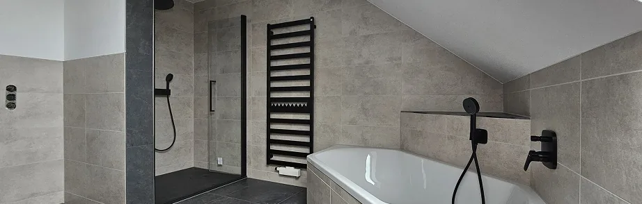 Bad unter Dachschräge mit Badewanne und Dusche