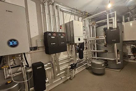 Technikraum mit Bosch Heizungsanlage und Warmwasserspeicher