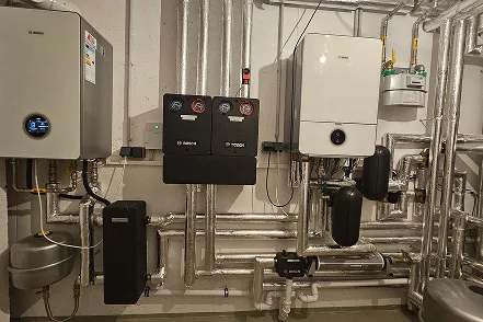 Bosch Wandheizgerät mit Heizkreisverteiler im Technikraum