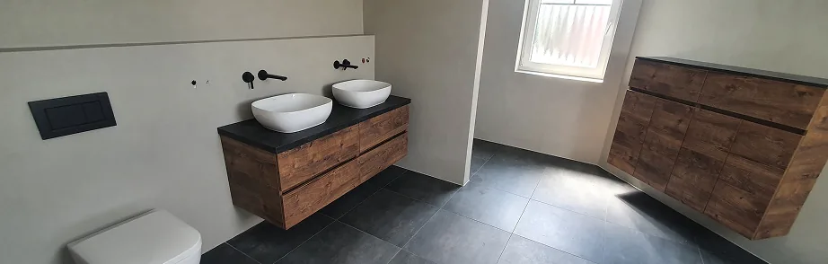 Bad mit zwei Aufsatzwaschbecken auf Holz-Unterschränken
