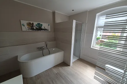 Bad mit Eckbadewanne, Dusche und Handtuchheizkörper
