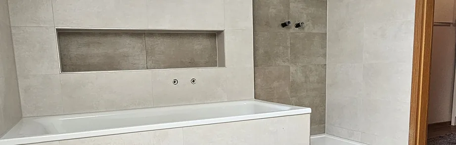 Gefliestes Bad mit Wannennische und Dusche
