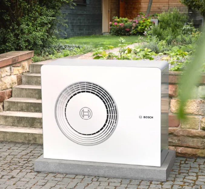 Bosch Wärmepumpe im Garten aufgestellt